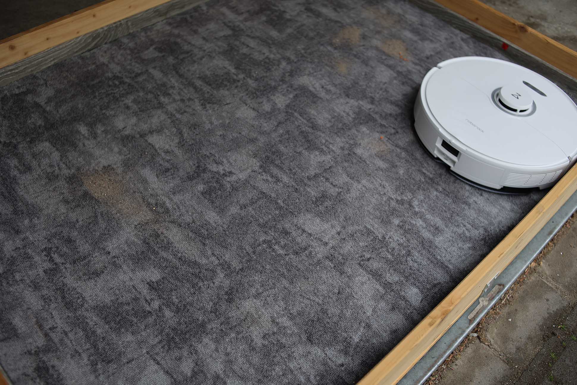 Roborock S8 Pro Ultra убирает песок на ковре во время теста на всасывание.